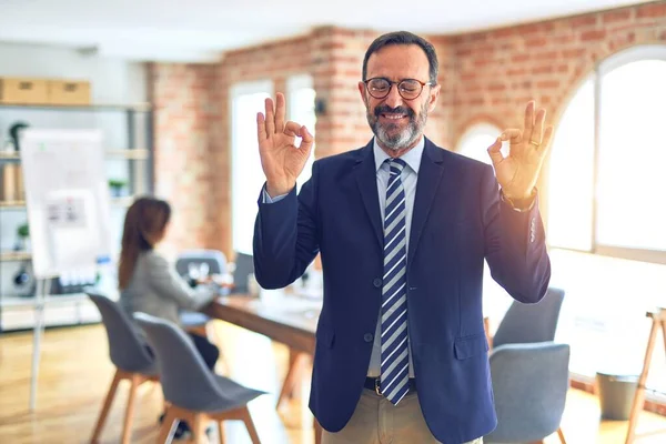 Medelålders Stilig Affärsman Bär Glasögon Står Kontoret Slappna Och Ler — Stockfoto