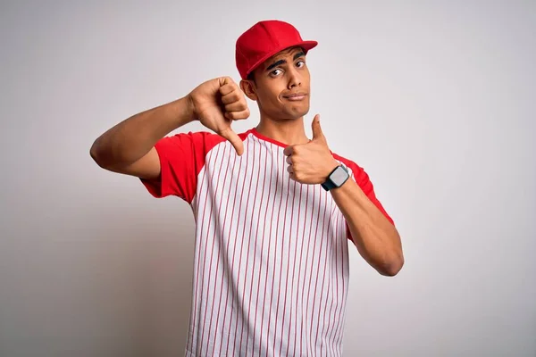 Joven Atleta Afroamericano Guapo Con Camiseta Gorra Béisbol Rayas Haciendo —  Fotos de Stock