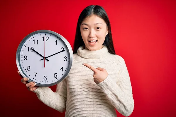 Junge Asiatische Frau Hält Countdown Große Uhr Über Roten Isolierten — Stockfoto