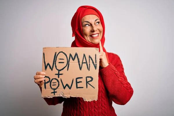 Kobieta Średnim Wieku Muzułmańskim Hidżabie Prosi Prawa Kobiet Trzymając Sztandar — Zdjęcie stockowe