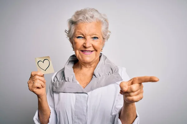 Senior Bela Mulher Cabelos Grisalhos Segurando Coração Papel Lembrete Sobre — Fotografia de Stock