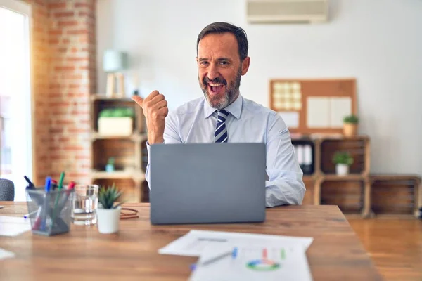 Medelålders Stilig Affärsman Klädd Slips Sitter Med Laptop Kontoret Leende — Stockfoto