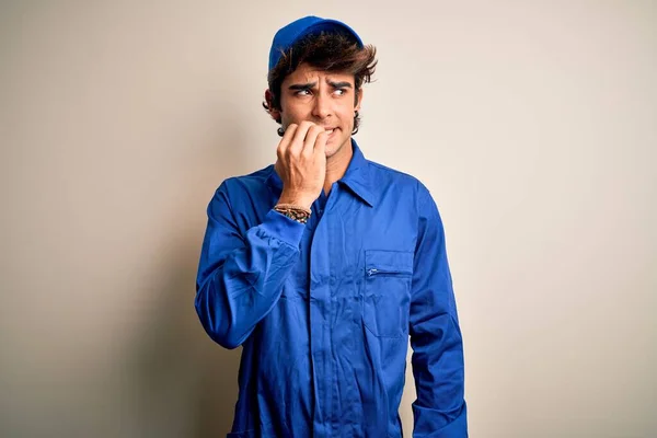 Joven Mecánico Vestido Con Gorra Azul Uniforme Pie Sobre Fondo —  Fotos de Stock