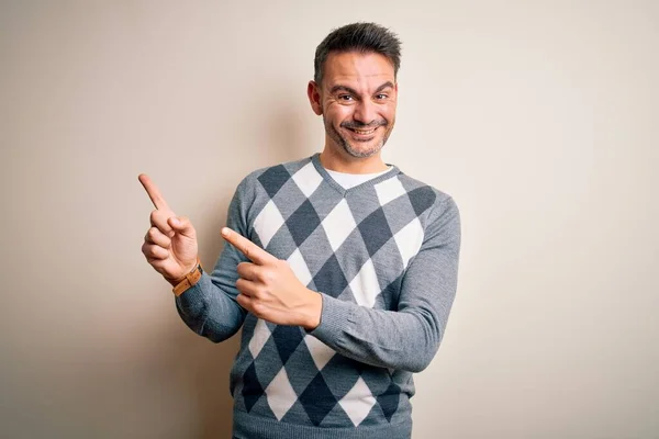 Junger Gutaussehender Mann Lässigem Pullover Steht Lächelnd Vor Isoliertem Weißen — Stockfoto