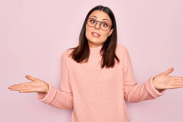 Mujer Morena Hermosa Joven Con Suéter Casual Gafas Sobre Fondo —  Fotos de Stock