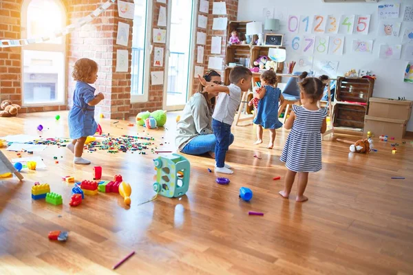 Schöne Lehrerin Und Kleinkindgruppe Spielen Kindergarten Viel Spielzeug — Stockfoto