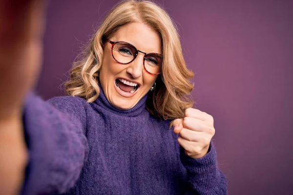 Mulher Loira Bonita Meia Idade Vestindo Suéter Óculos Fazer Selfie — Fotografia de Stock