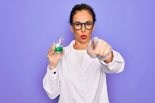 Middelbare Leeftijd Senior Wetenschapper Vrouw Dragen Laboratoriumjas Houden Onderzoek Reageerbuis — Stockfoto