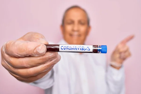 Senior Hezký Chraplavý Muž Drží Koronavirus Trubice Test Přes Izolované — Stock fotografie