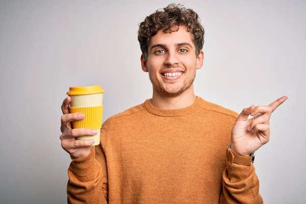 Jovem Loiro Com Cabelo Encaracolado Bebendo Xícara Café Sobre Fundo — Fotografia de Stock