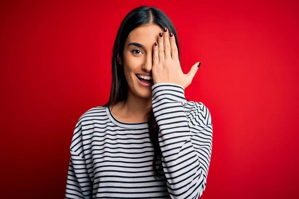 Jovem Bela Mulher Morena Vestindo Camiseta Listrada Casual Sobre Fundo — Fotografia de Stock