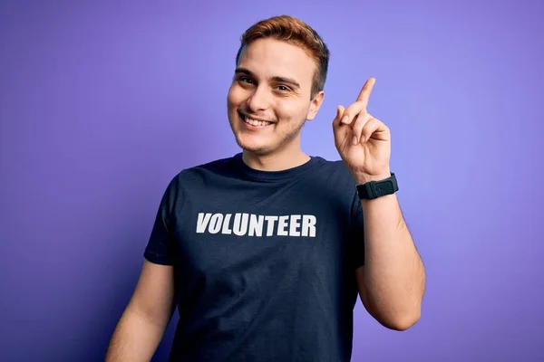 Jovem Homem Ruivo Bonito Vestindo Camiseta Voluntária Sobre Fundo Roxo — Fotografia de Stock