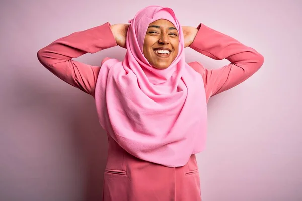 Молодая Афро Американка Мусульманском Хиджабе Изолированном Розовом Фоне Расслабляет Растягивает — стоковое фото