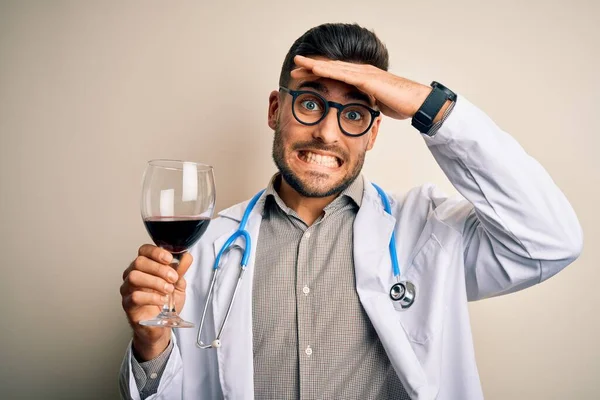 Joven Médico Con Estetoscopio Bebiendo Una Copa Vino Fresco Sobre — Foto de Stock