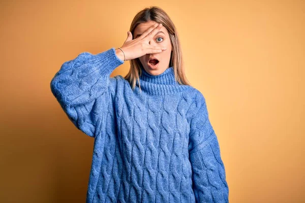 Young Beautiful Blonde Woman Wearing Turtleneck Sweater Yellow Isolated Background — Stock Photo, Image