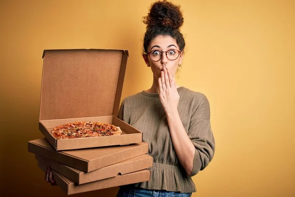 Young Beautiful Woman Curly Hair Piercing Holding Delivery Boxes Italian — Stock Photo, Image