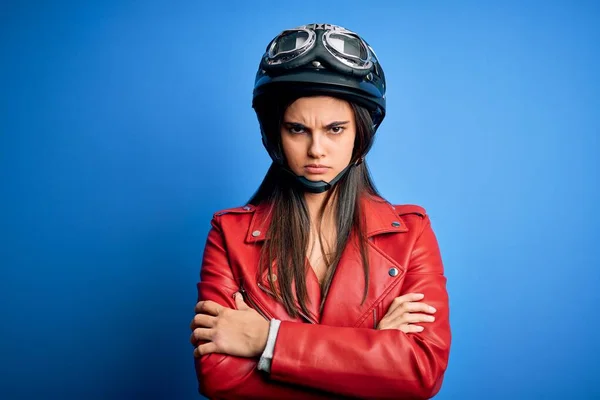 Giovane Bella Bruna Motociclista Donna Indossando Casco Moto Giacca Scettico — Foto Stock