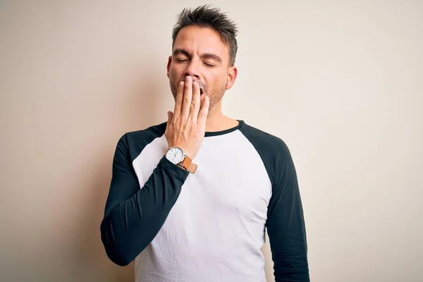 Jonge Knappe Man Draagt Casual Shirt Staan Geïsoleerde Witte Achtergrond — Stockfoto