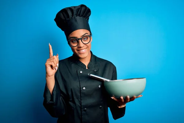 Ung Afrikansk Amerikansk Kock Flicka Bär Spis Uniform Och Hatt — Stockfoto