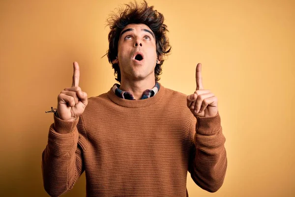 Jovem Homem Bonito Vestindo Camisa Casual Suéter Sobre Fundo Amarelo — Fotografia de Stock