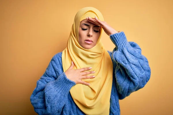 年轻美丽的黑发穆斯林女子 头戴阿拉伯头巾 头戴黄褐色背景的头巾 她的额头因疾病 感冒和病毒感染而发炎 — 图库照片