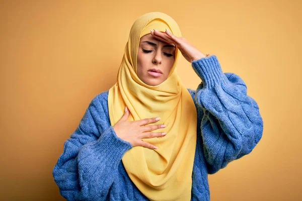 Young Beautiful Brunette Muslim Woman Wearing Arab Hijab Isolated Yellow — Stock Photo, Image