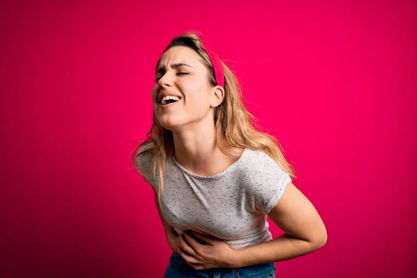 Jeune Belle Femme Blonde Portant Shirt Décontracté Debout Sur Fond — Photo