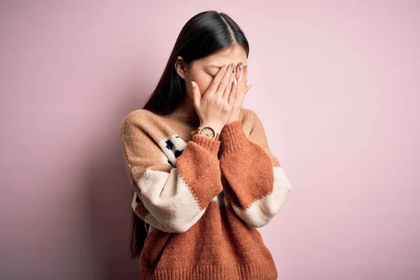 Junge Schöne Asiatische Frau Trägt Animal Print Mode Pullover Über — Stockfoto