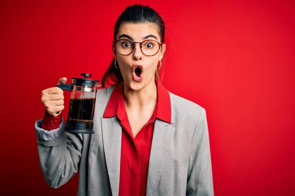 Joven Hermosa Morena Haciendo Café Sosteniendo Cafetera Francesa Sobre Fondo — Foto de Stock