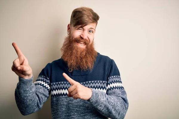 Guapo Pelirrojo Irlandés Con Barba Vistiendo Suéter Invierno Sobre Fondo —  Fotos de Stock