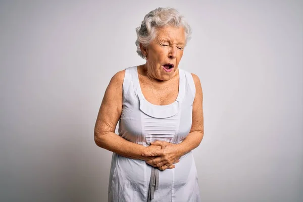 Senioren Mooie Grijs Harige Vrouw Dragen Casual Zomerjurk Witte Achtergrond — Stockfoto
