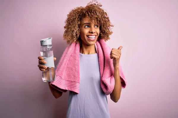 Ung Afrikansk Amerikansk Idrottskvinna Gör Sport Bär Handduk Dricka Flaska — Stockfoto