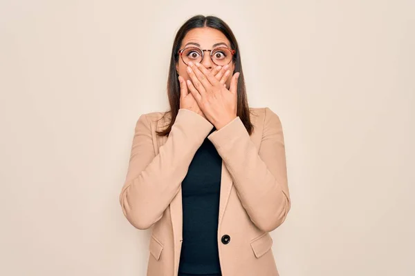 Joven Hermosa Mujer Negocios Morena Con Chaqueta Gafas Sobre Fondo —  Fotos de Stock