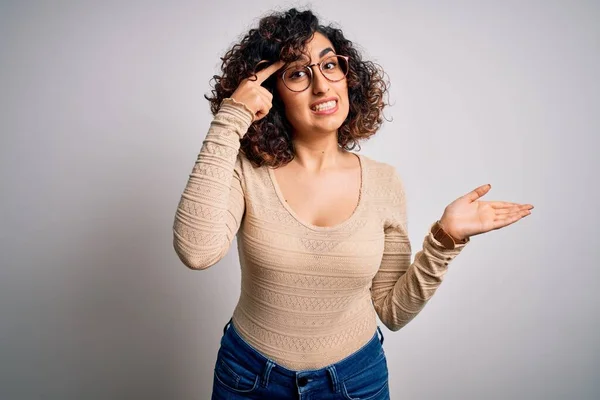 Jeune Belle Femme Arabe Bouclée Portant Shirt Décontracté Des Lunettes — Photo