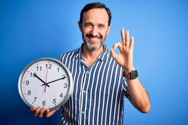Edad Media Hoary Hombre Sosteniendo Gran Reloj Pie Sobre Fondo — Foto de Stock
