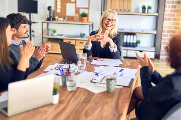 Gruppe Von Geschäftsleuten Die Glücklich Und Zuversichtlich Lächeln Arbeit Mit — Stockfoto