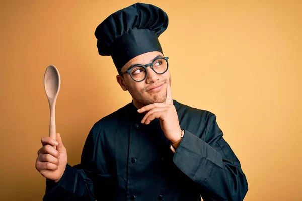 Joven Chef Brasileño Con Uniforme Cocina Sombrero Con Cuchara Madera —  Fotos de Stock