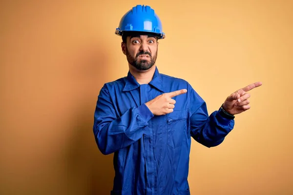 Mechaniker Mit Bart Blauer Uniform Und Schutzhelm Über Gelbem Hintergrund — Stockfoto