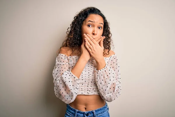 Joven Hermosa Mujer Con Pelo Rizado Con Camiseta Casual Pie —  Fotos de Stock