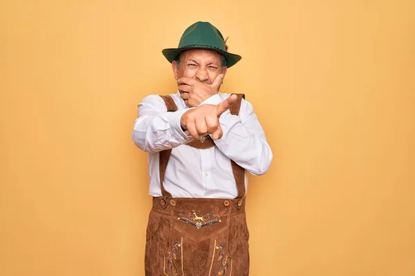 Hombre Mayor Pelo Gris Con Traje Octoberfest Tradicional Alemán Sobre —  Fotos de Stock