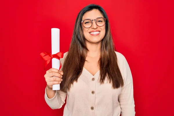 Ung Latinamerikansk Smart Kvinna Bär Glasögon Med Universitetsexamen Över Röd — Stockfoto