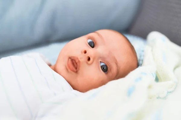 Adorable Bebé Acostado Sofá Casa Recién Nacido Relajante Descansando Cómodo —  Fotos de Stock