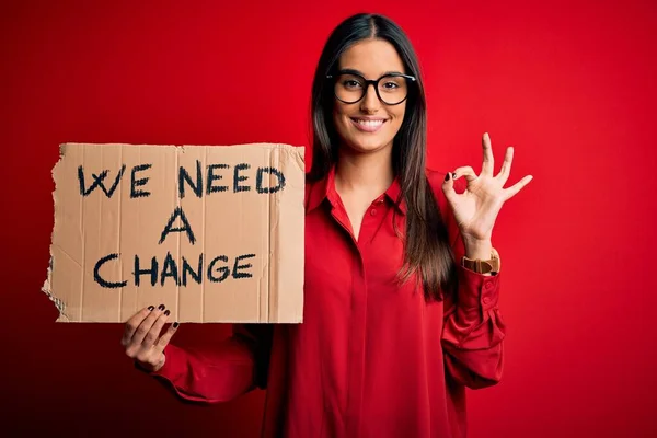 Ung Vacker Brunett Aktivist Kvinna Protesterar För Förändring Håller Banner — Stockfoto