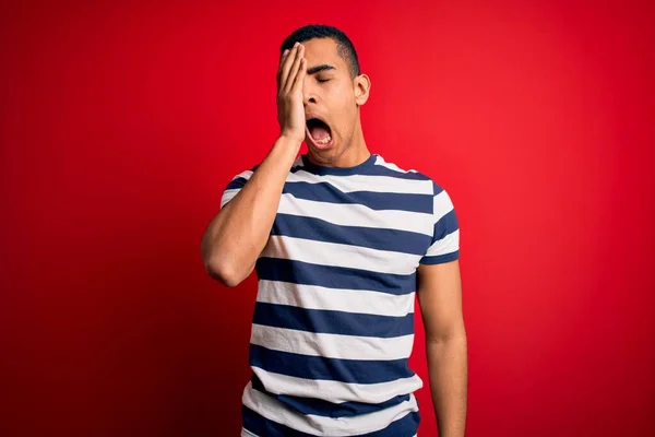 Knappe Afro Amerikaanse Man Met Casual Gestreept Shirt Rode Achtergrond — Stockfoto