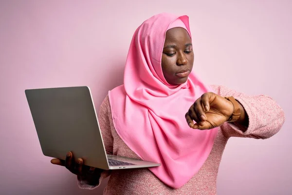Afroamericano Size Donna Indossa Hijab Musulmano Utilizzando Computer Portatile Sfondo — Foto Stock