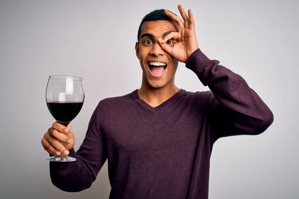 ハンサムなアフリカ系アメリカ人ソムリエ男テイスティングガラスの赤ワインの白の背景に幸せな顔笑顔をします — ストック写真