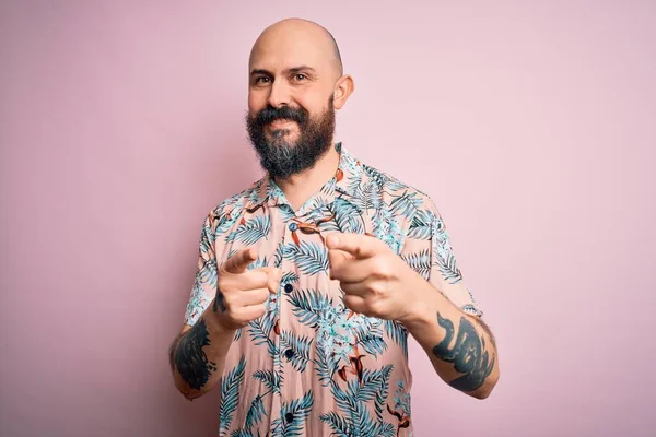 Bonito Homem Careca Com Barba Tatuagem Vestindo Camisa Floral Casual — Fotografia de Stock