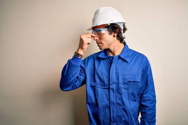 Jeune Homme Constructeur Portant Uniforme Casque Sécurité Sur Fond Blanc — Photo