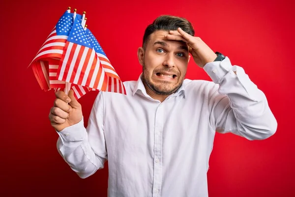 Joven Con Ojos Azules Sosteniendo Bandera Estados Unidos América Sobre —  Fotos de Stock