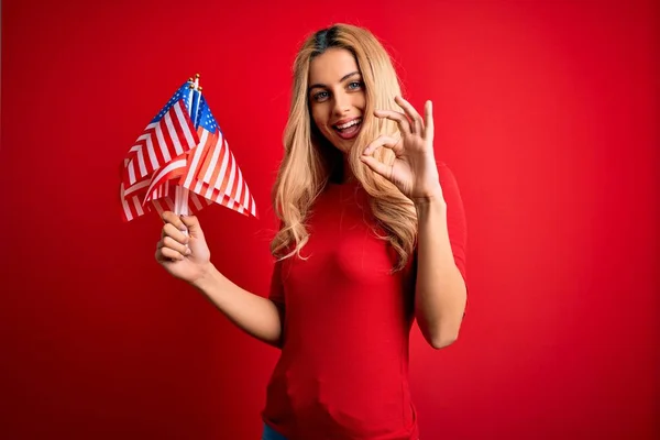 Vacker Blond Patriotisk Kvinna Som Håller Usa Flaggor Firar Självständighetsdagen — Stockfoto